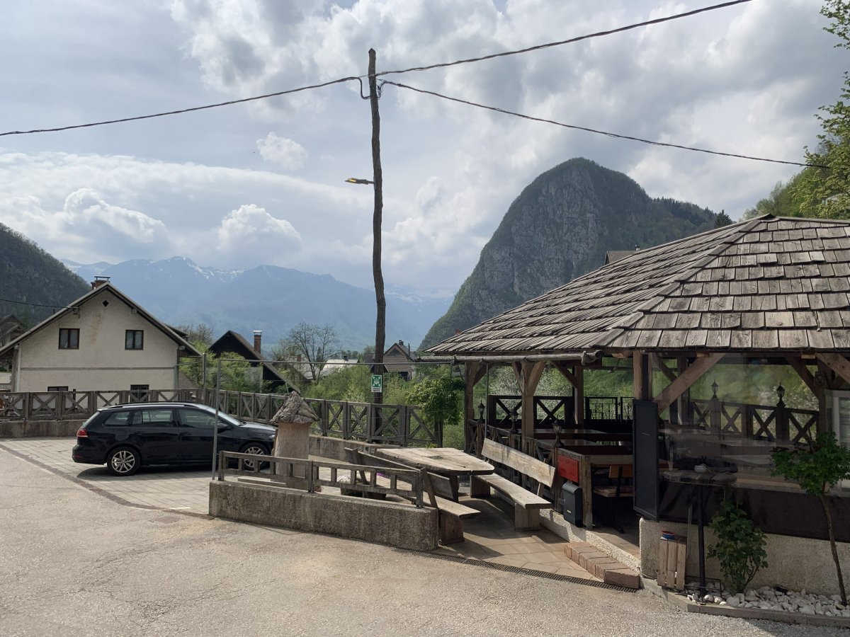 Deffo take the road via Bitnje and this village of Sredna Vas on the way to Lake Bohinj.. Deffo take the road via Bitnje and this village of Sredna Vas on the way to Lake Bohinj..