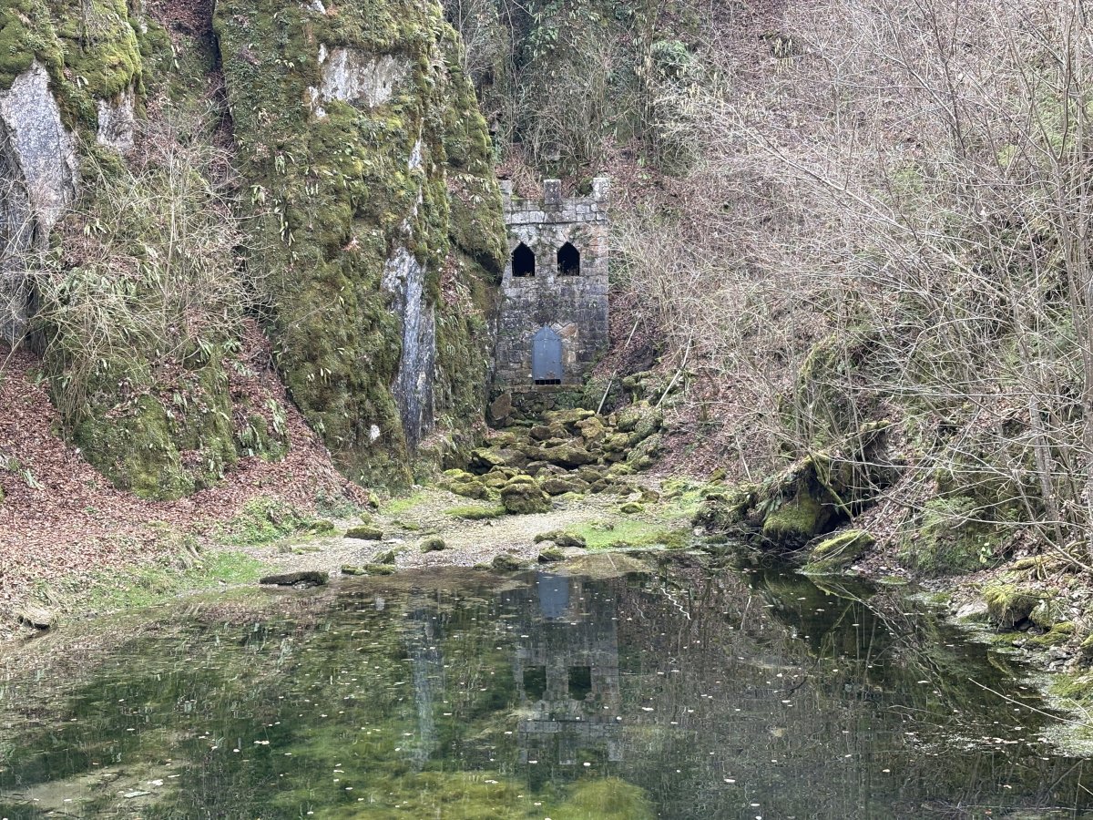 This mini castle gate was built to help regulate water flow to and past the castle.. This mini castle gate was built to help regulate water flow to and past the castle..