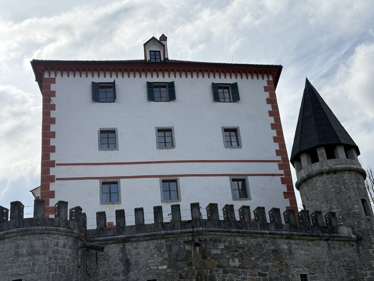This is not a small castle built in the middle of nowhere, inside there lots of different rooms to explore, furnished lavishly.. This is not a small castle built in the middle of nowhere, inside there lots of different rooms to explore, furnished lavishly..
