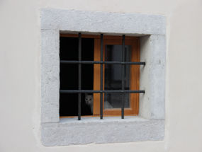 cat in window in vipava