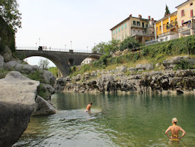 schwimmen inm soca fluss sloweniens